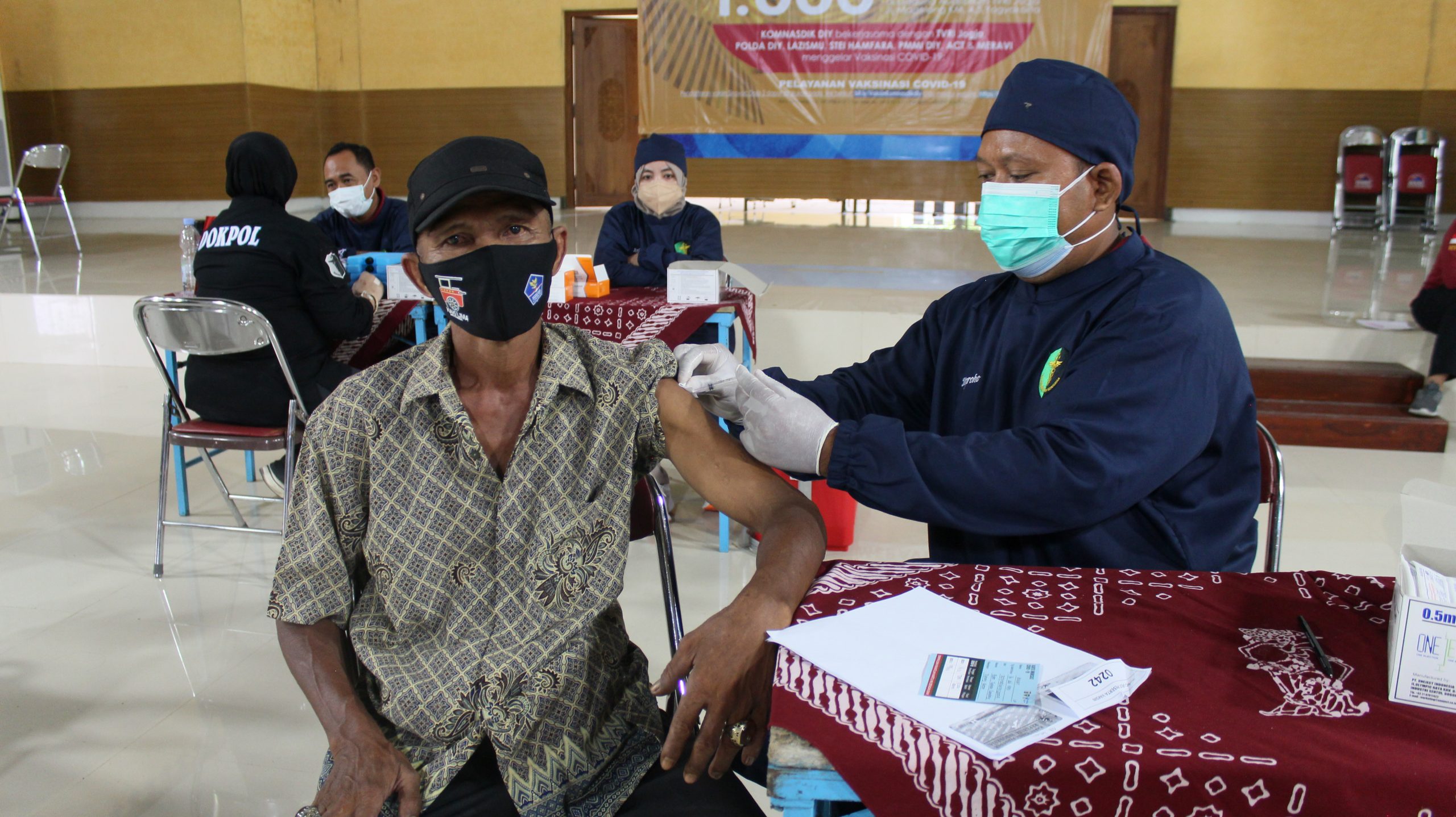 Petugas memberikan dosis vaksin SINOVAC kepada peserta.